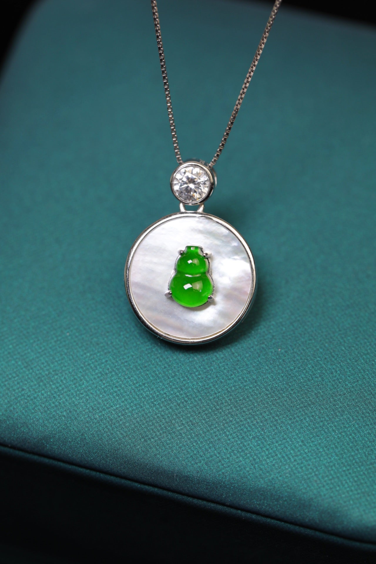 Silver Disc Gourd Pendant Necklace
