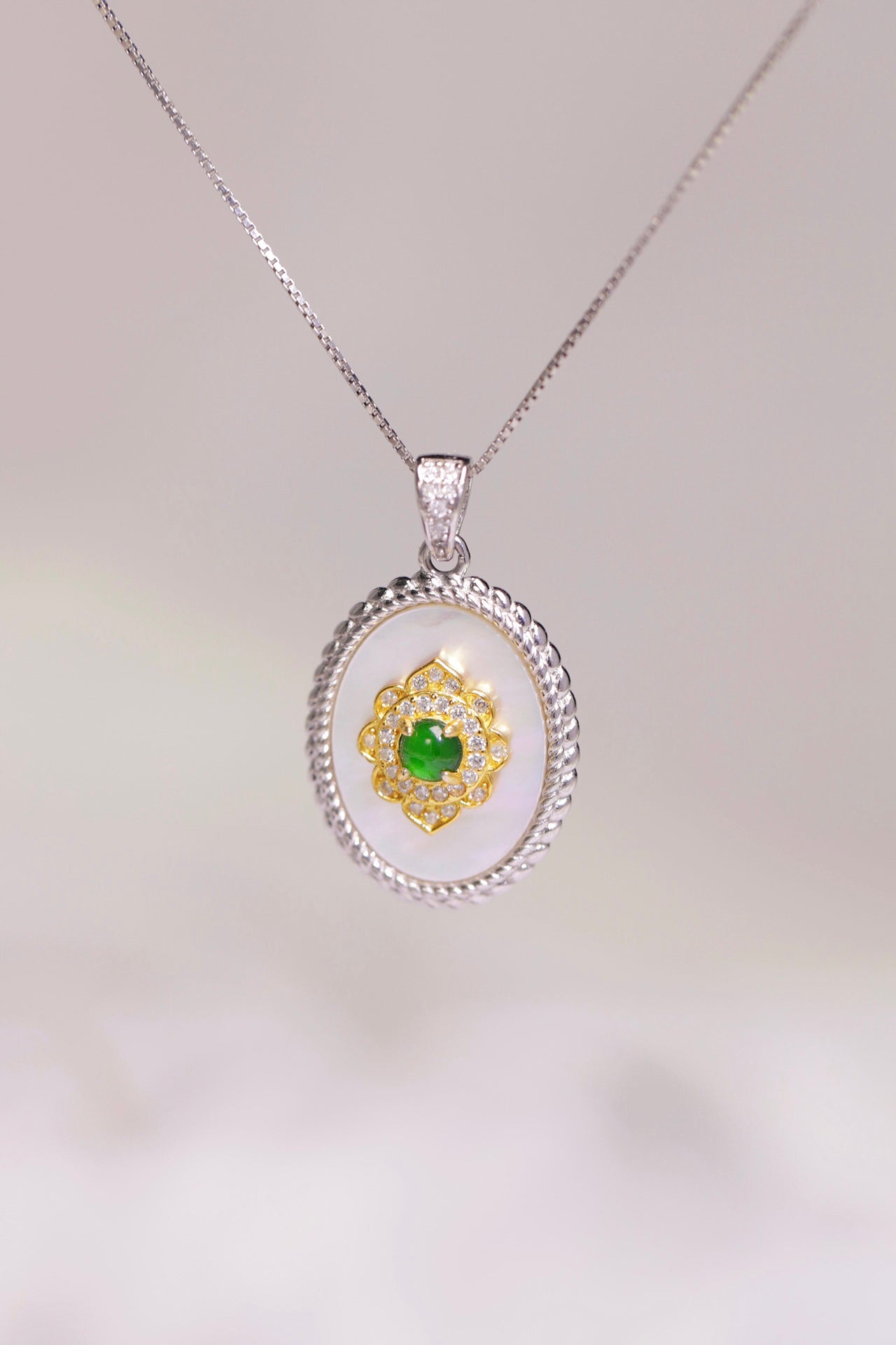 Mother-of-Pearl Oval Plate Floral Pendant Necklace