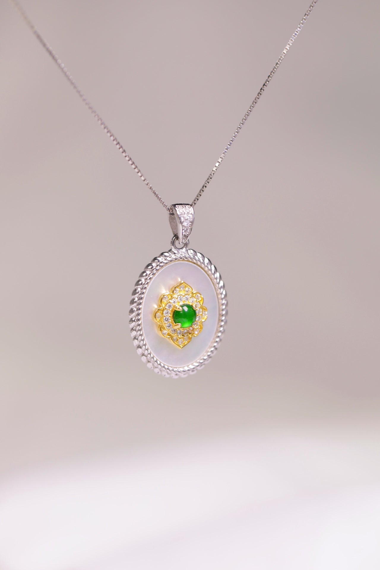 Mother-of-Pearl Oval Plate Floral Pendant Necklace