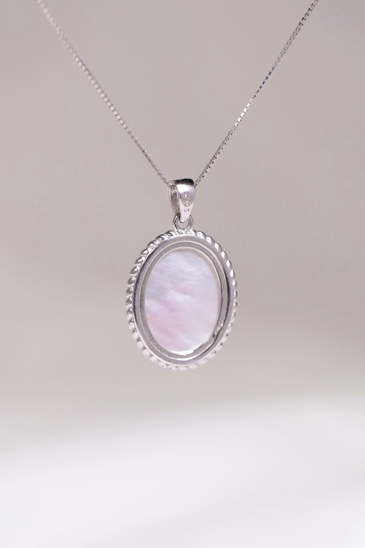 Mother-of-Pearl Oval Plate Floral Pendant Necklace