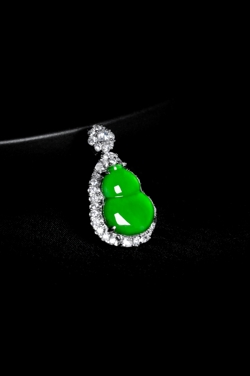 Diamond-Studded Gourd Pendant Necklace