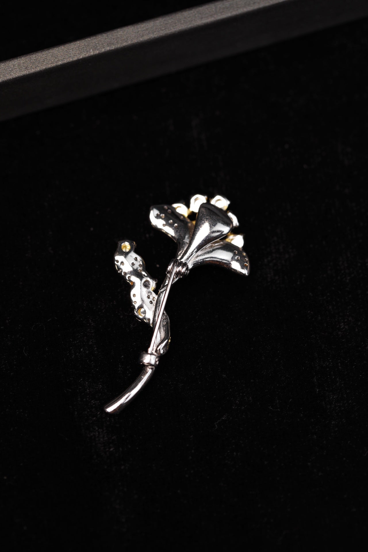 Ginkgo Leaf Jade Brooch in Gold | Jekira